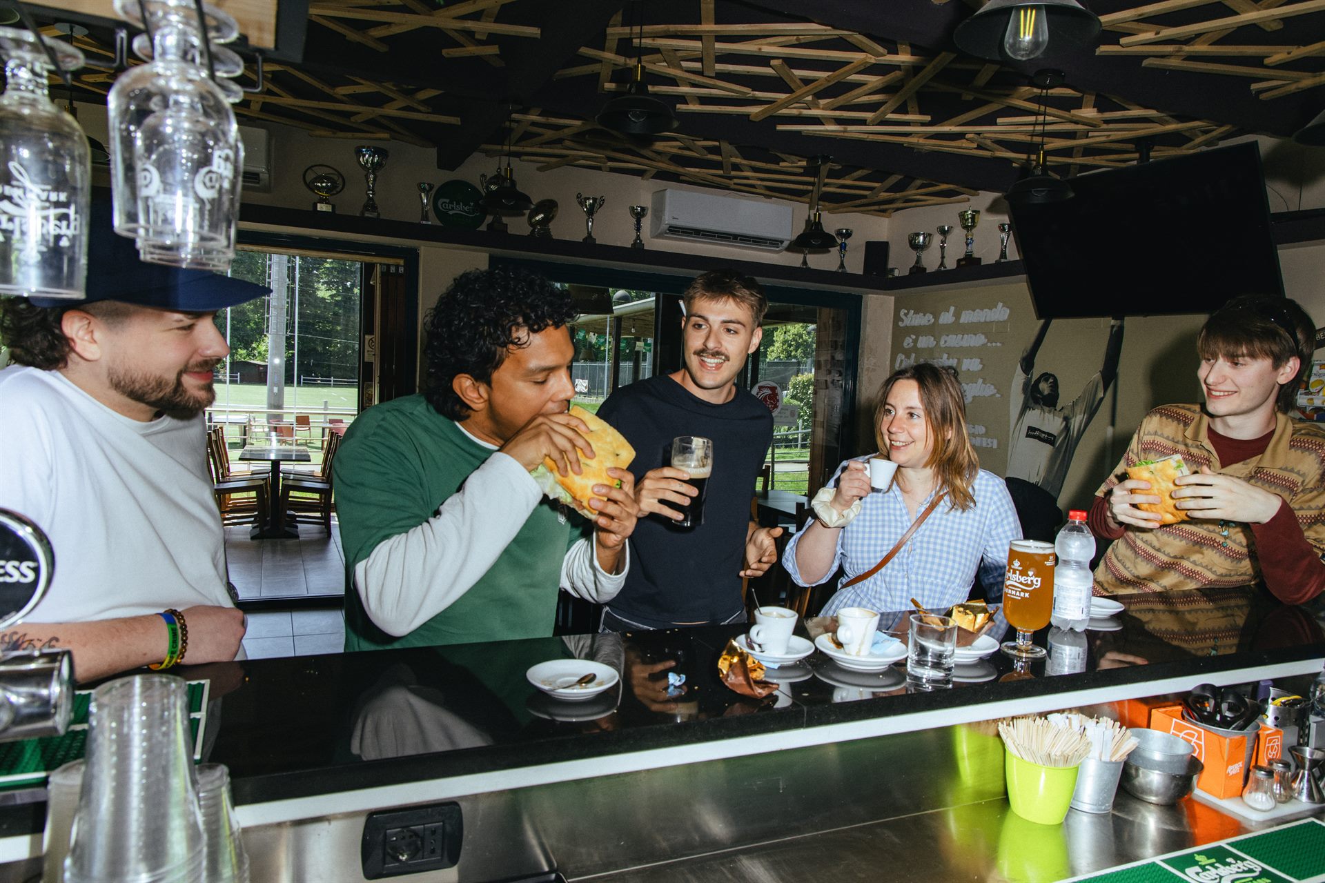 Amici al bancone de La Bislunga